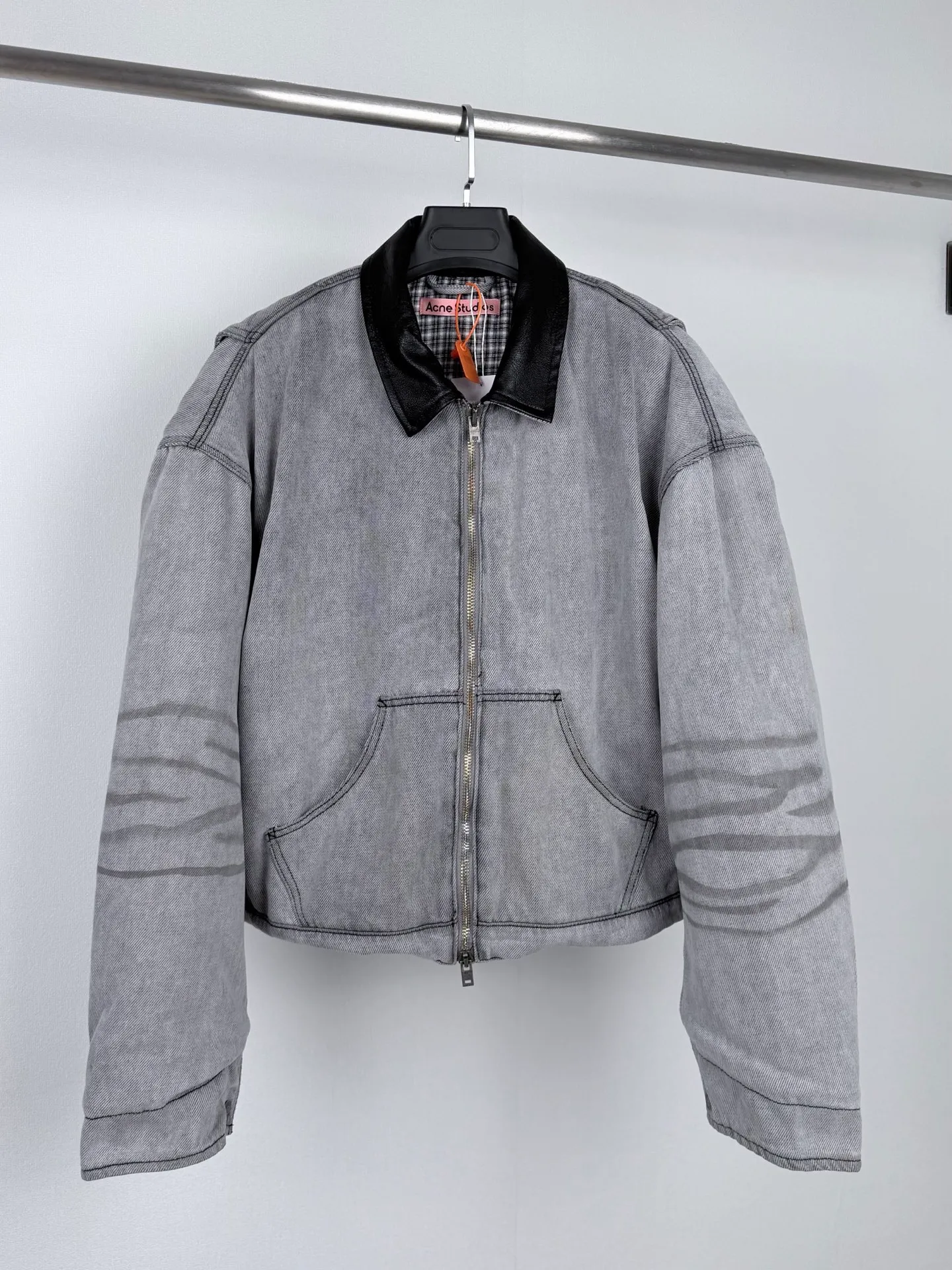 Acne Studios distressed leather cotton denim jacket. The outer layer is custom-made organic denim. The cotton material is thick and dense, stiff and soft. The inner layer is custom-made lattice woven cotton. Soft and moist. Breathable and skin-friendly. The matte gray tone covers the entire body. The original faded texture is naturally generated without deliberate carving. The roughness of the denim and the smoothness of the leather blend together to create a rich and layered material collision. The arms are floated and smudged with dark patterns. The pattern is vague and looming, concealing the edge. The Classic leather label on the back of the neck is properly seated. The brand's archive imprint is hidden in the square inch of the back. Between the blending and confrontation of soft and hard textures, it interprets the quiet and luxurious charm of avant-garde workwear originating from Northern Europe. Process 1: Use the airbrush smudge process to cover the ready-made garments through hollow templates. The spray gun partially sprays thin coloring, and the pigment naturally haloes and penetrates, forming a virtual, soft, and looming dark texture on the denim surface. Process 2: Full-strip scanning spray technology. Through the washing process, the color of the entire pair of jeans has a natural fading effect in the local area. The jeans are then put into the washing equipment for desizing, stone grinding and bleaching to show a uniform fading effect. The dye is sprayed on the entire denim fabric through a high-pressure pump to achieve the same color tone as the original. Process 3: An infrared positioning cutting machine is used to achieve precise positioning of materials through infrared emitters and infrared receivers. The accuracy can reach the micron level to meet the high-precision cutting effect of alignment and striping. Process 4: Use fried salt process to prepare a special dye solution and add dye. The denim fabric is soaked in the solution to fully absorb the solution. After rubbing and washing, it is dried to promote the natural fading and oxidation of the fabric to form a layered Retro fading effect. Process 5: Stone grinding, light fermentation ➕ high intensity bleaching process Use pumice to gently ferment the cloth surface to weaken the original color of the denim, and then use potassium permanganate for oxidative rinsing to form a uniform foggy fading effect on the entire body, giving the fabric its own hazy retro texture and soft distressed texture. Accessories: Customized 1:1 Acne snap button Customized 1:1 Acne zipper Customized 1:1 Acne leather tag Customized 1:1 Acne trademark Version: Loose version Size: 44 46 48 50